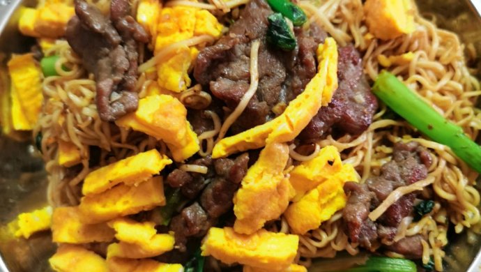 牛肉鸡蛋炒面