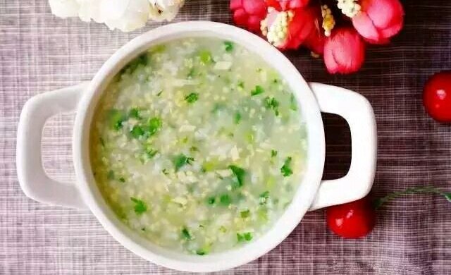 (健脾养胃补钙的)银鱼蔬菜双色粥(宝宝辅食)
