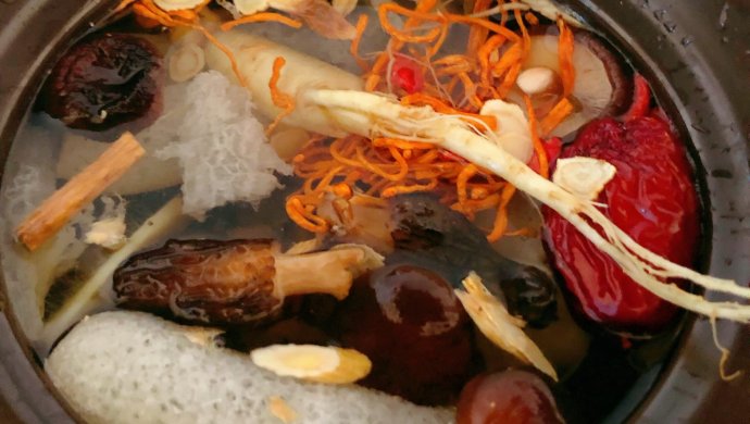 炖乌鸡