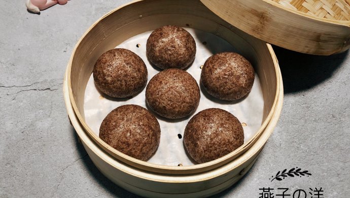 黑全麦香菇馒头