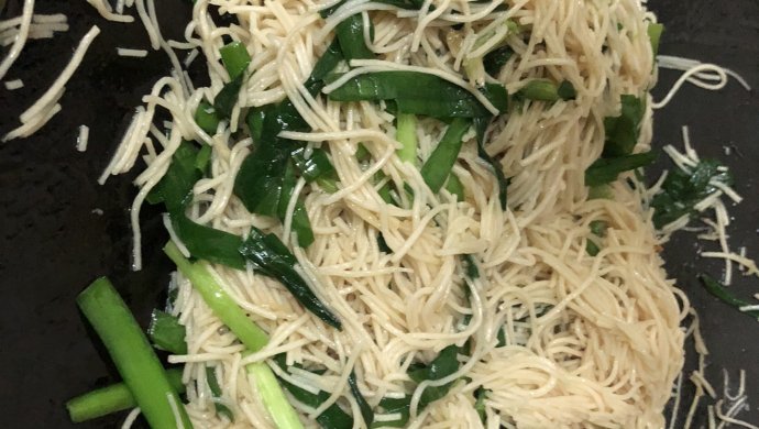 韭菜炒面条