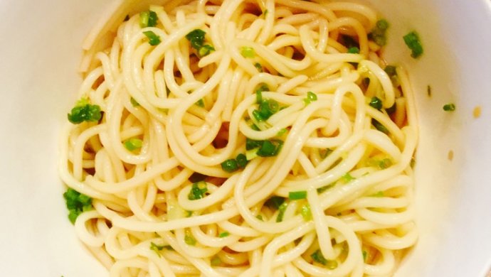 葱油拌面(葱香可口容易做的面条)
