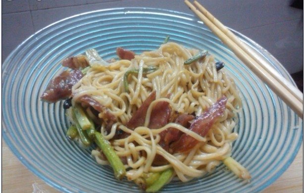 腊肠炒面条
