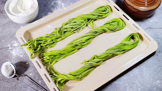 自制零添加的菠菜鸡蛋面条