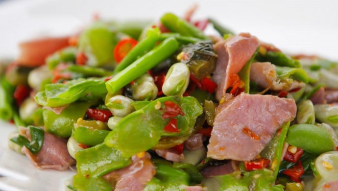 酸菜炒蚕豆：试过蚕豆带壳一起炒吗？相当妙！