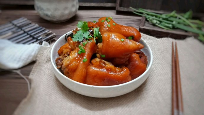 菜干焖猪蹄