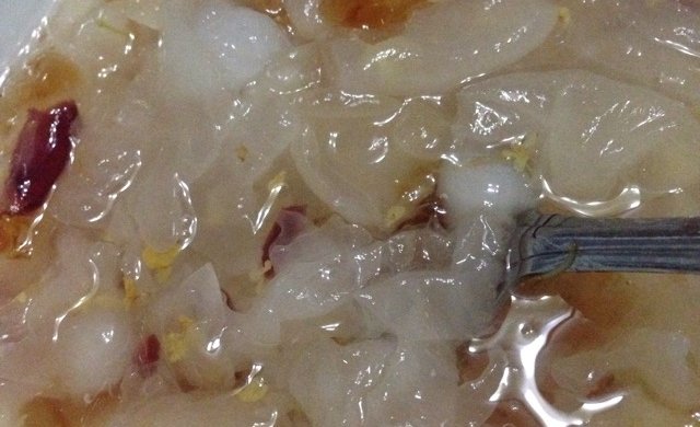 冰糖桂花银耳桃胶蔓越莓炖雪蛤