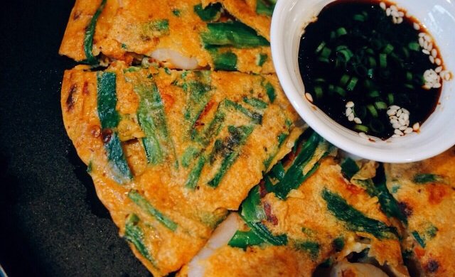 豆瓣酱韭菜虾仁蛋饼