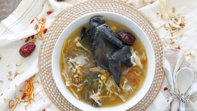 虫草花药膳炖乌鸡