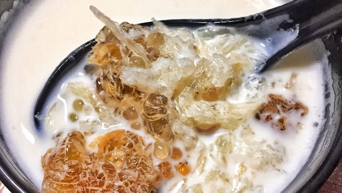 燕窝桃胶牛奶
