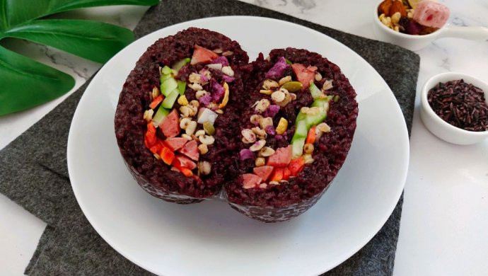 低脂饱腹又美味的紫米饭团