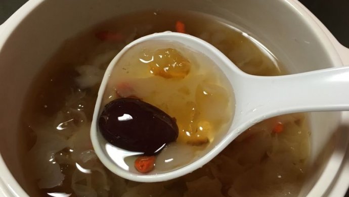 雪蛤桃胶皂角银耳美容羹