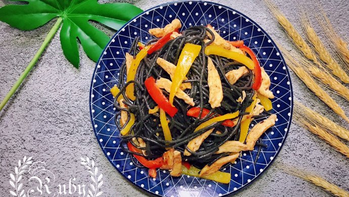 低脂营养，色彩丰富的黑暗美味-鸡肉彩椒墨鱼汁面