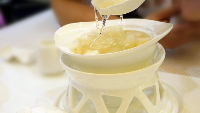 暑热未退。分享一款润肺益气的冰糖雪梨炖燕窝