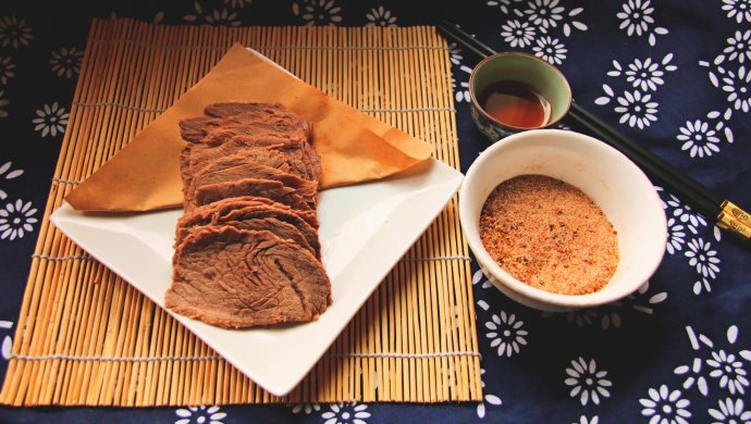 盐蘸牛肉