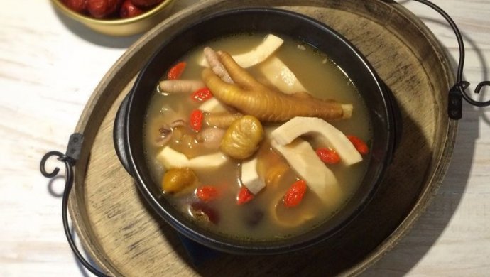 椰子板栗鸡爪汤