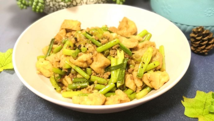 蒜苔焖油豆腐