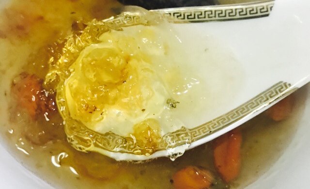桃胶炖燕窝