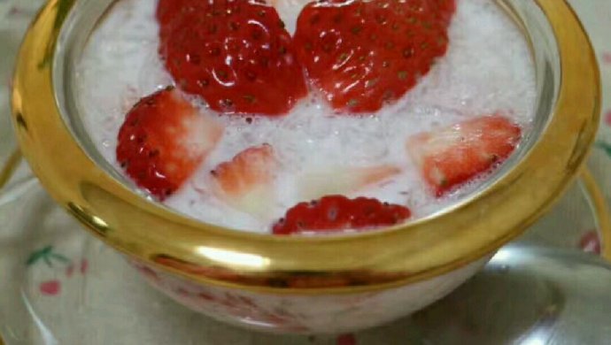 草莓牛奶燕该