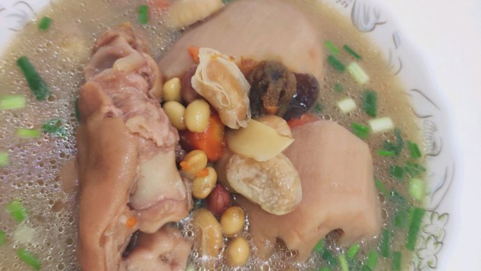 滋补黄豆猪蹄汤~当归黄芪