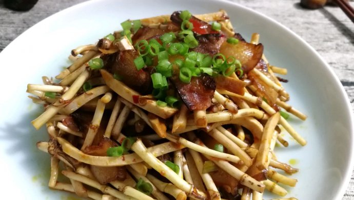 腊肉折耳根炒熏干