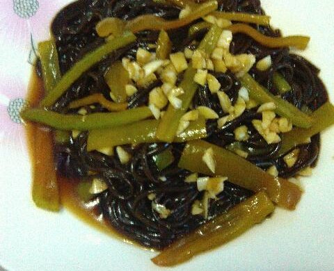 凉拌青椒蕨根粉