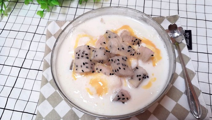 火龙果炼乳沙冰