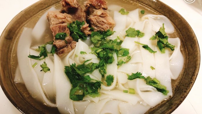 牛骨头汤河粉