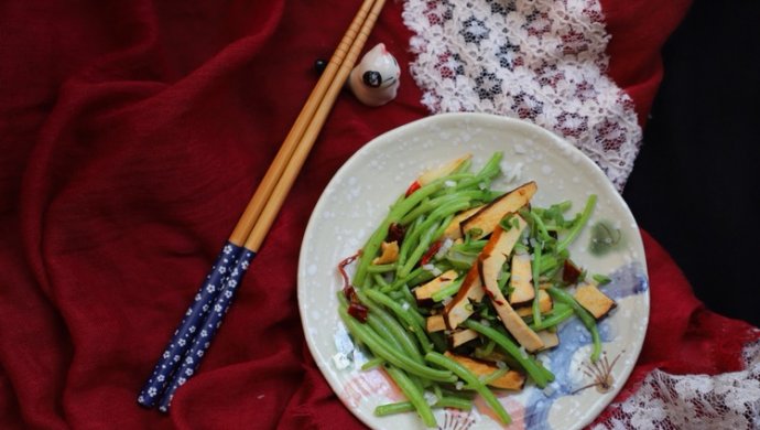 春之食：三分钟快炒降压补脑的茼蒿香干