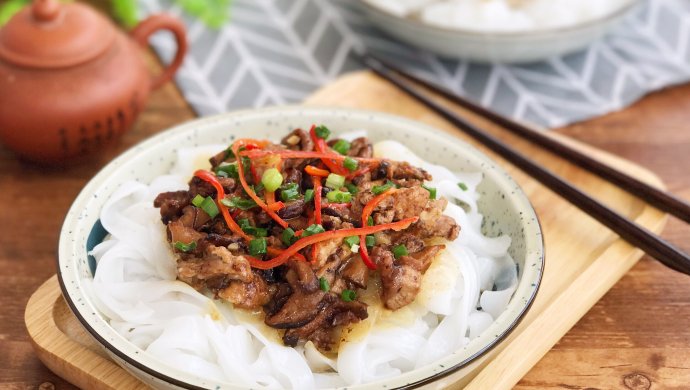 早餐 夜宵 懒人菜 猪颈肉蒸河粉