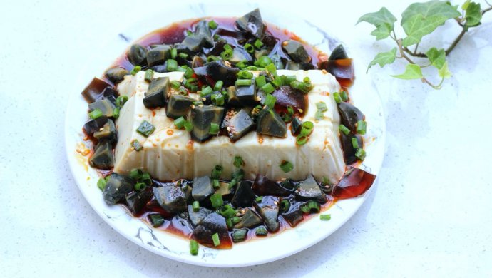 夏日三分钟凉拌菜～皮蛋豆腐