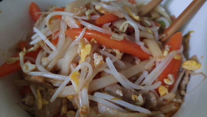 肉片炒河粉