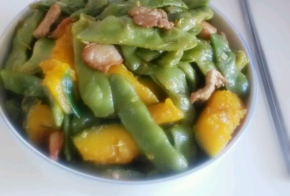 东北菜――豆角炖窝瓜（加肉）