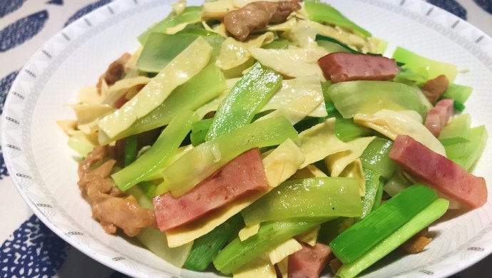 适合上班族的快手菜――莴笋炒油豆皮