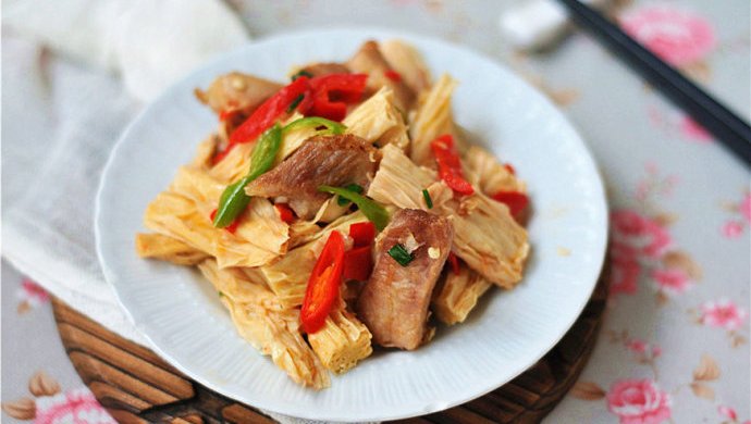 五花肉最经典的吃法――腐竹炒回锅肉