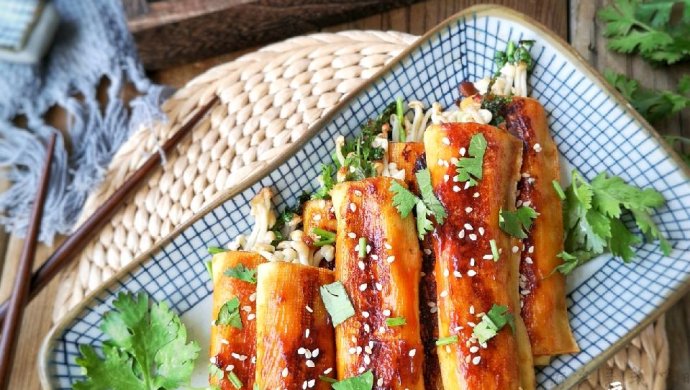 豆皮金针菇卷