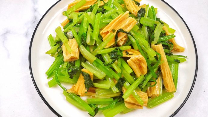 西芹炒腐竹，营养又低脂