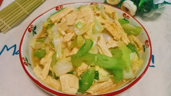 这么吃想胖都难：芹菜腐竹大白菜