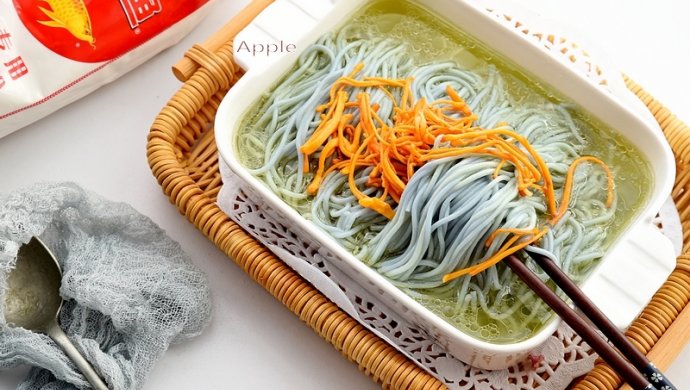 蝶豆花鸡汤面