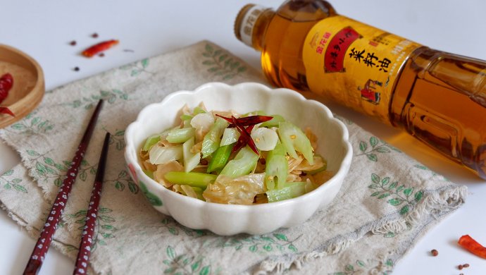 炝炒西芹油豆皮