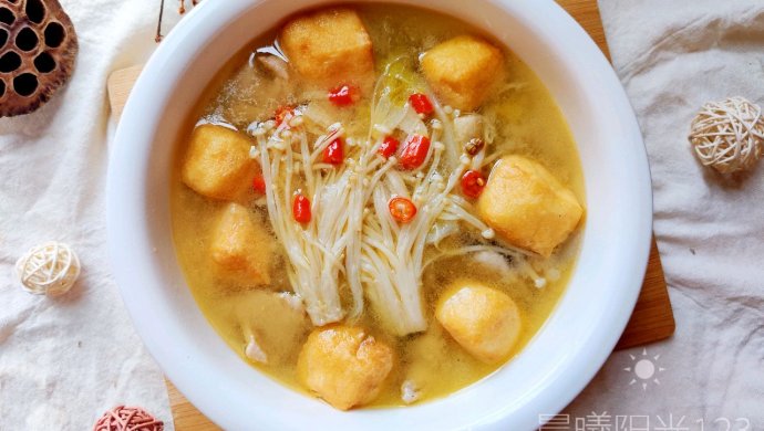 炎热的夏天来一碗简单开胃的豆泡肉片汤