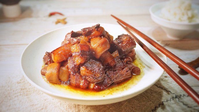 冬季必吃的一道硬菜#红烧肉炖干豆皮卷