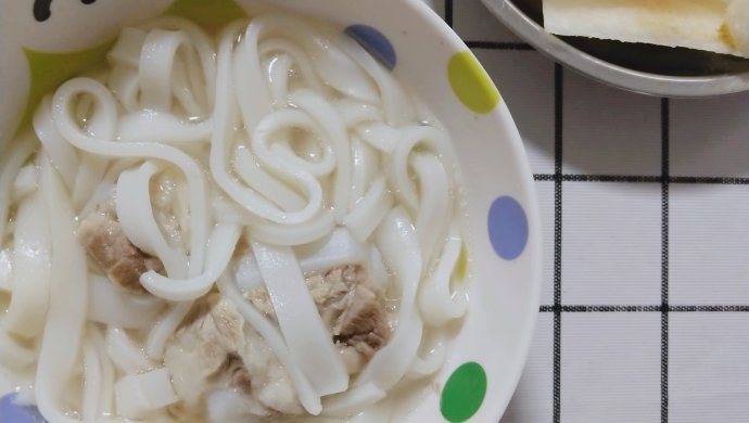 小学生早餐：山药排骨汤河粉+苹果10.8