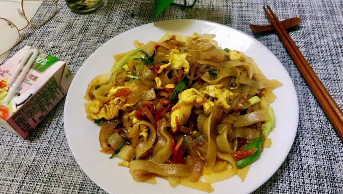 什锦蔬菜鸡蛋炒河粉
