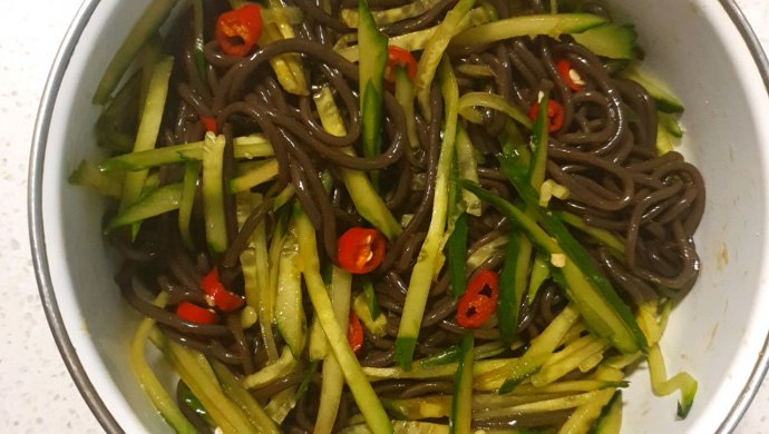 简单的家庭凉菜蕨根粉拌黄瓜