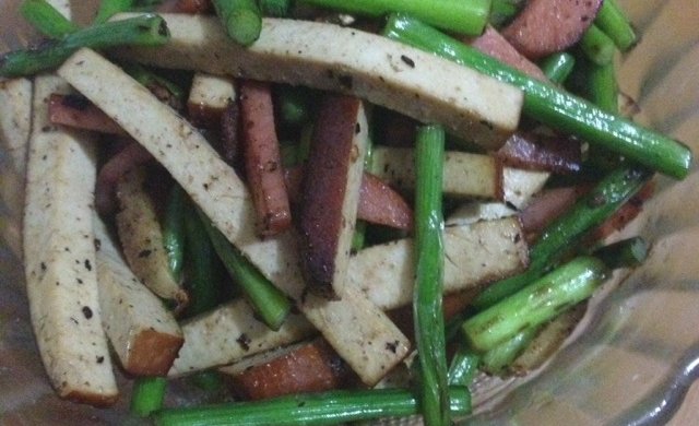 熏干炒蒜薹