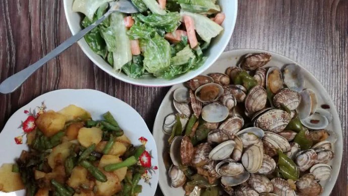 塔吉锅焖土豆豆角，蔬菜沙拉，辣炒蚬子