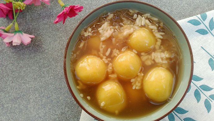 银耳酒酿圆子