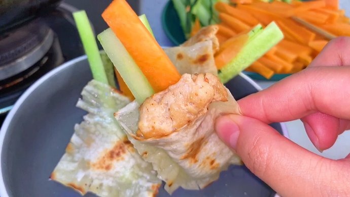 我家吃剩的馄饨皮从不浪费,煎一煎,加萝卜黄瓜鸡胸肉做成美味早