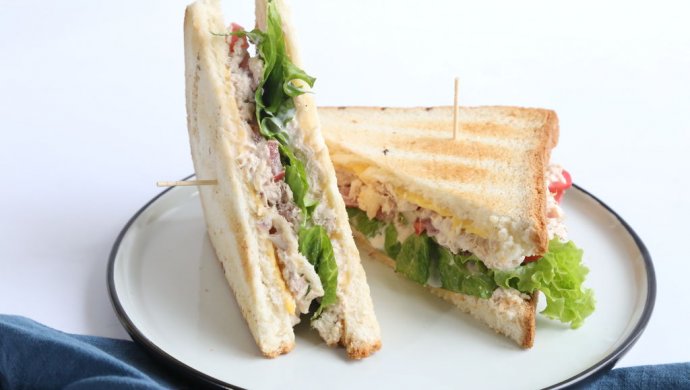 经典brunch：金枪鱼三明治
